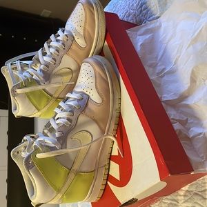 Woman’s 7.5 Nike dunk High